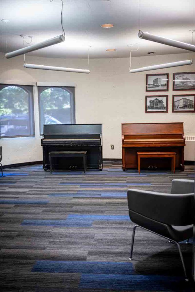 For smaller meetings and workshops, Stanley Court offers a comfortable and intimate setting. The space is well-suited for brainstorming sessions, team discussions, or small group activities. Its cozy atmosphere makes it a great choice for productive gatherings that require focus and collaboration.